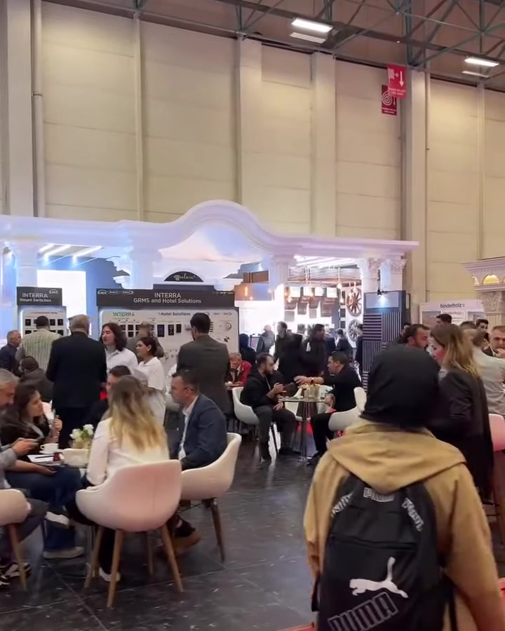 Kalabalık fuar alanında klasik cepheli Polure standının genel görünümü