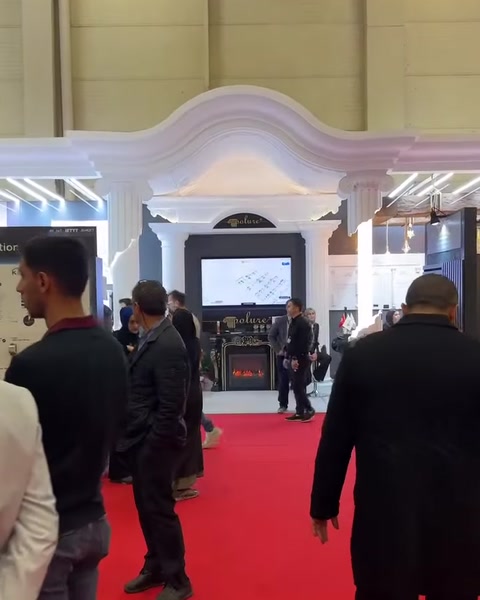 Önden görülen kavisli alınlık ve sütunlarla çevrili giriş