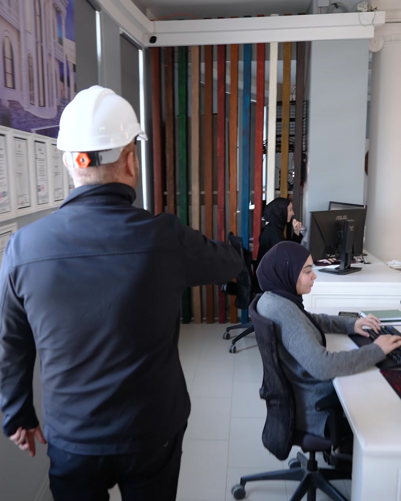 Showroom rafında poliüretan profil rulo örnekleri sergileniyor