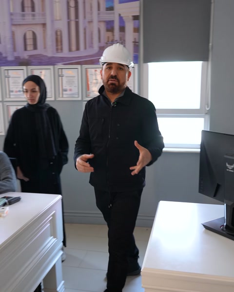 Duvarda sertifikaların bulunduğu ofiste sohbet ediliyor