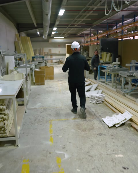 Üretim bandının bulunduğu fabrika salonu genel görünümü