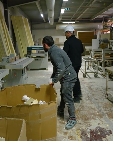 İşçiler üretim bandında poliüretan ürünleri paketliyor
