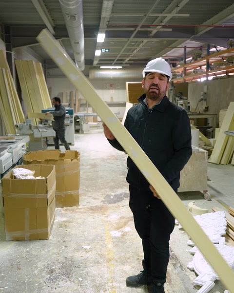 Fabrika koridorunda uzun profil parçası taşınıyor