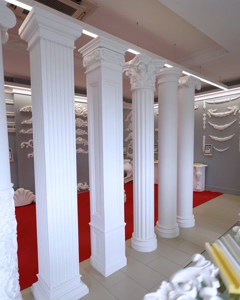 Showroom salonunda uzun sütun sırası ve kırmızı halı