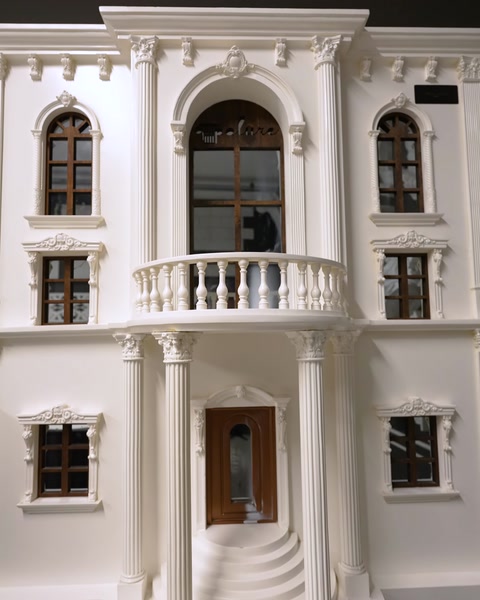Dış cephe mimari maketinde balkon korkuluk ve pencere söveleri