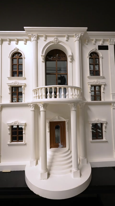 Sütun, söve ve balkon korkuluklarıyla tasarlanmış klasik cephe maketi görülüyor.