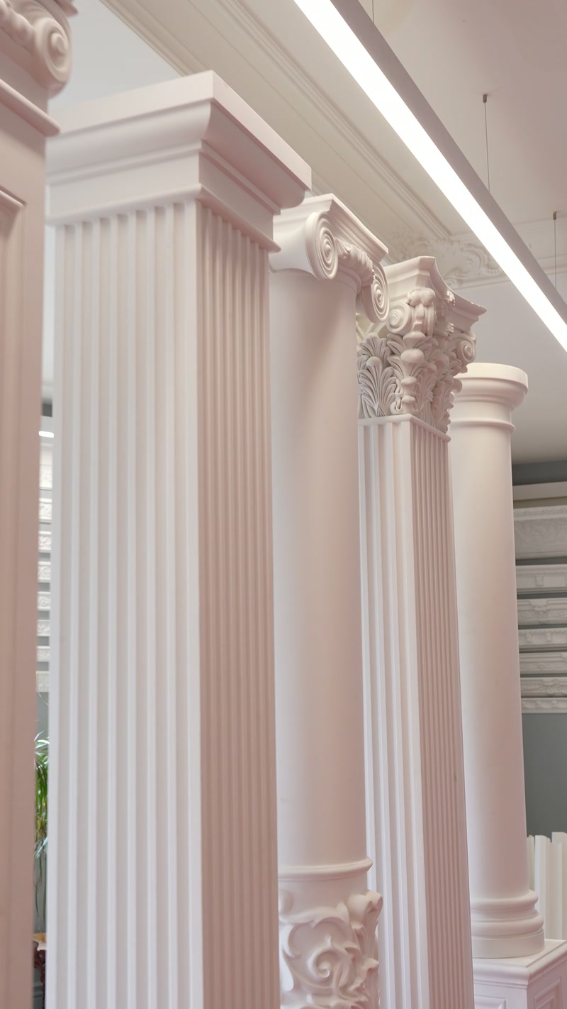 Pembe cephede kaideli pilaster ve üst silme ayrıntıları