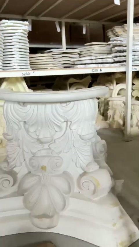 Üretim raflarında sıralanan yaprak motifli sütun başlıkları