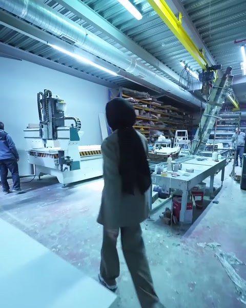Sunucu panel tezgâhından CNC işleme alanına doğru ilerliyor
