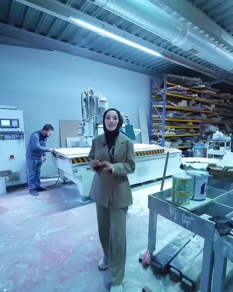 Sunucu CNC makinesi önünde özel panel üretimini tamamlıyor