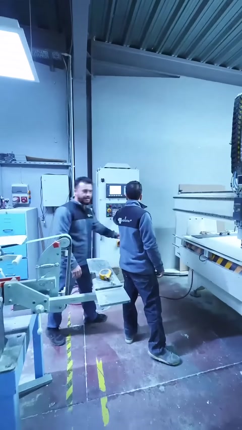 Üretim personeli panel lambri işlemi için CNC tezgâhını hazırlıyor
