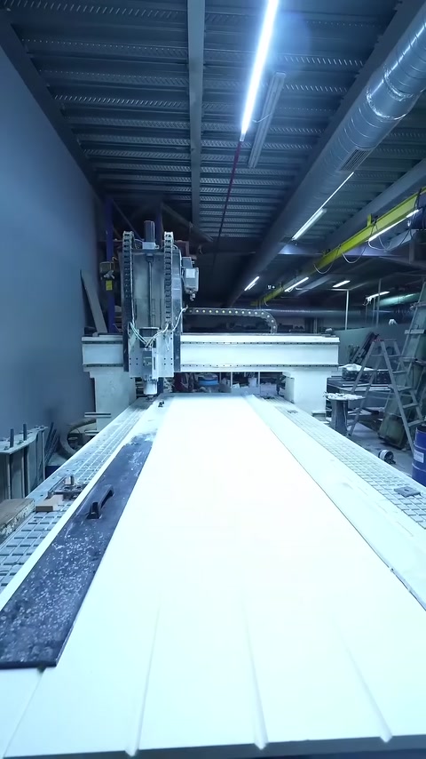 Beyaz panel levhası CNC çalışma tablasında işleme alınmayı bekliyor