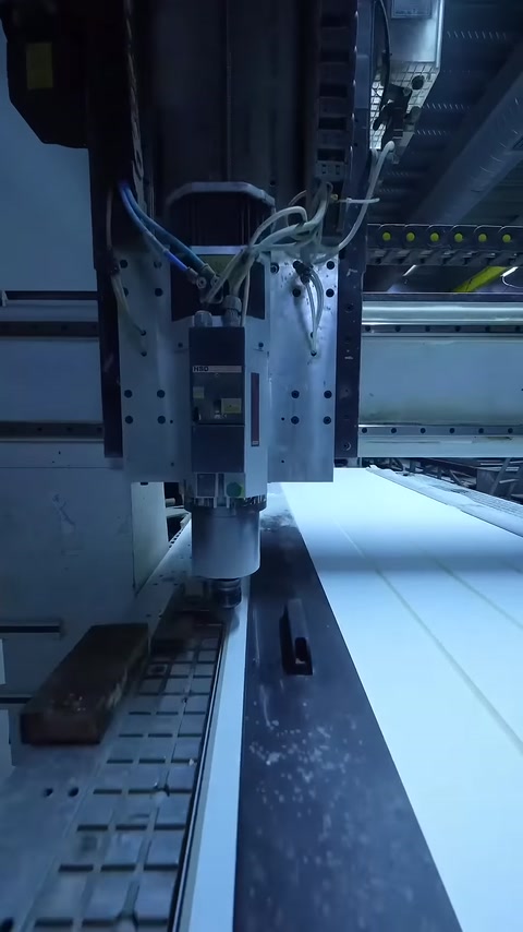 CNC kesici başlığı panel üzerindeki kanal işlemini yakından gerçekleştiriyor