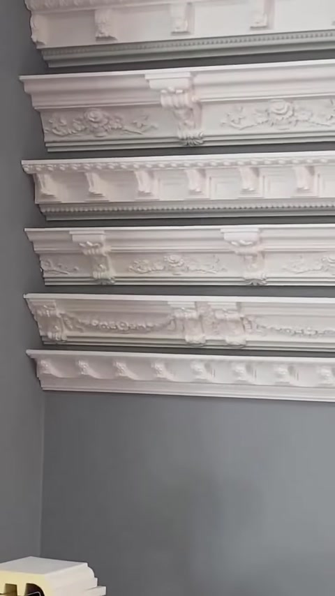 Duvara sıralanmış kabartmalı klasik kartonpiyer ve bordür modelleri