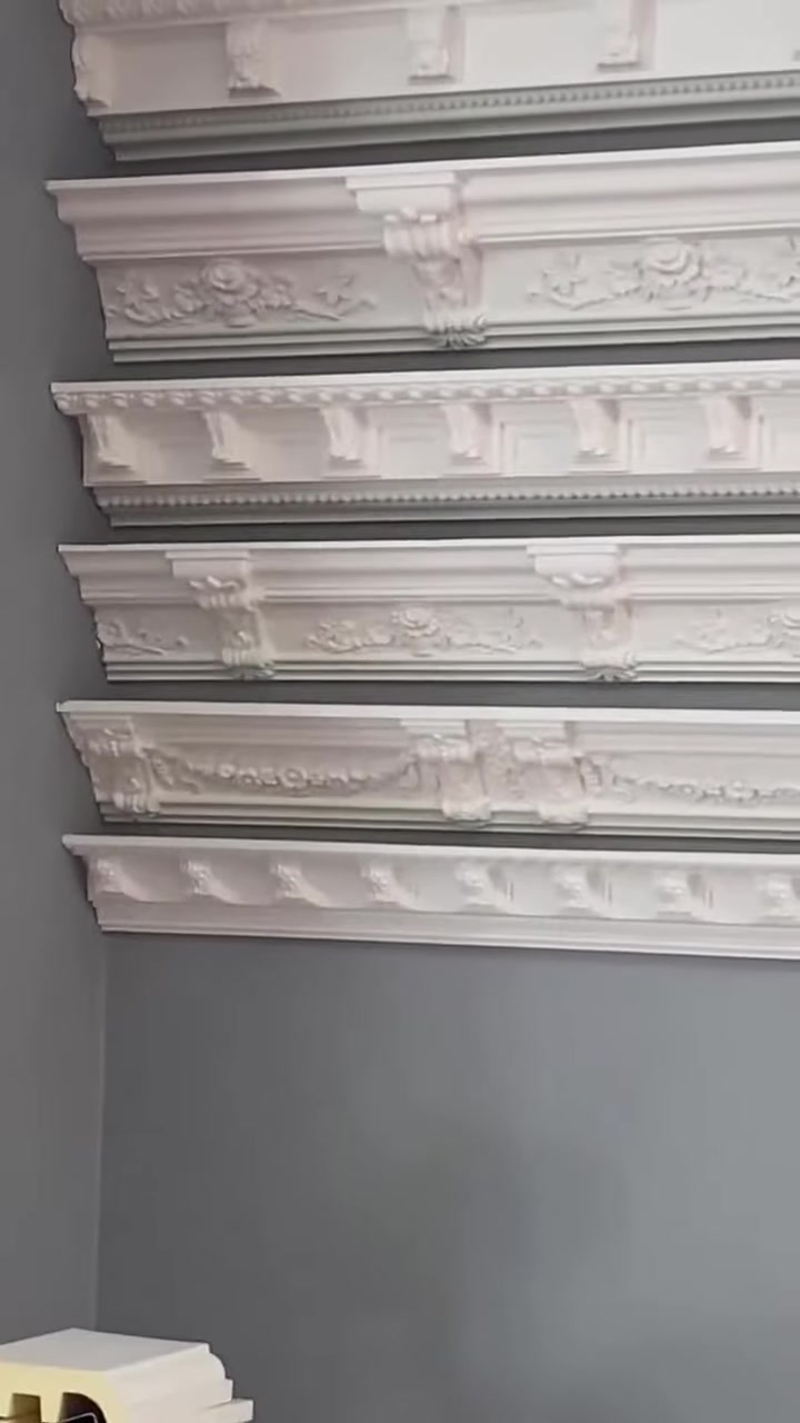 Duvara sıralanmış kabartmalı klasik kartonpiyer ve bordür modelleri
