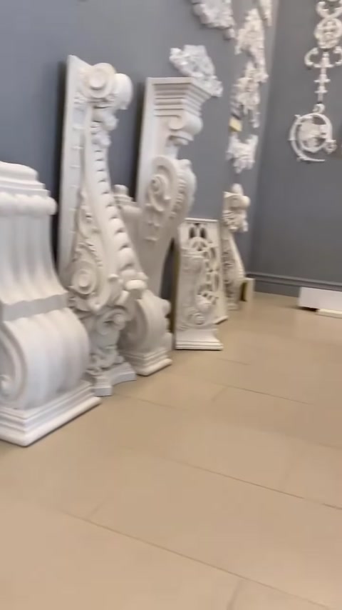 Sergi alanında ayaklı sütun ve oymalı dekor parçaları bulunuyor
