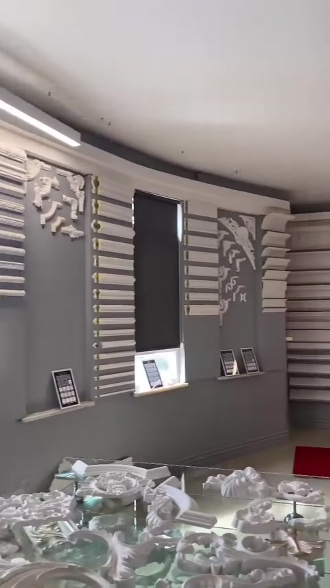 Showroom duvarlarında çıta, köşe süsü ve profil seçenekleri sergileniyor