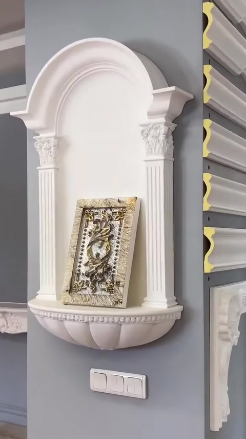 Yivli sütunlarla çevrelenen kemerli dekoratif duvar nişi örneği