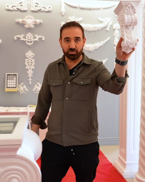 İki farklı boyutta poliüretan payanda karşılaştırması yapan erkek