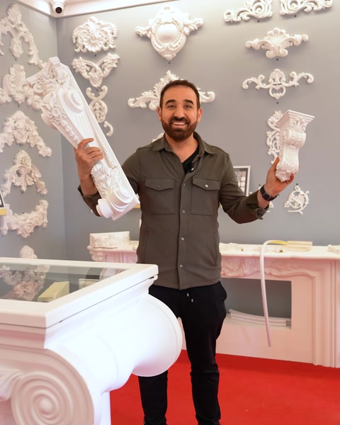 Sütunlu showroom içinde büyük payanda tanıtan erkek