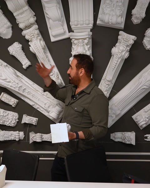 Kolunu kaldırıp payanda boyutlarını açıklayan erkek