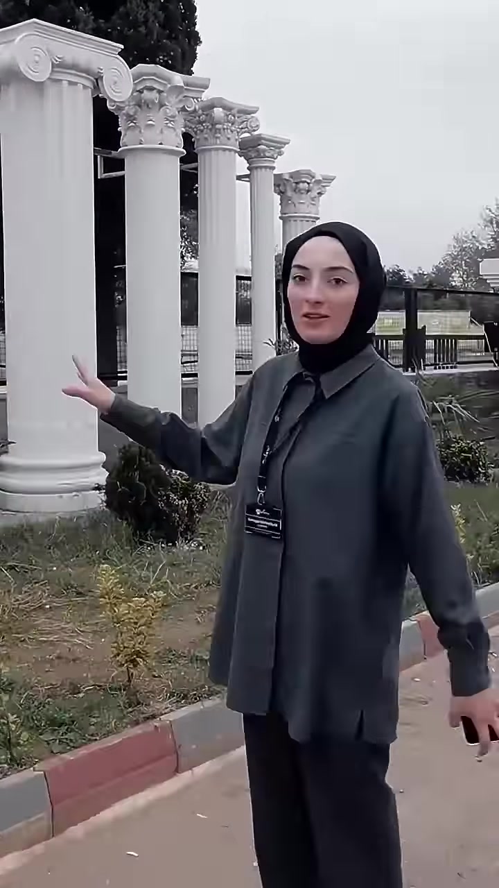 Klasik başlıklı düz ve yivli beyaz sütun modelleri sergileniyor