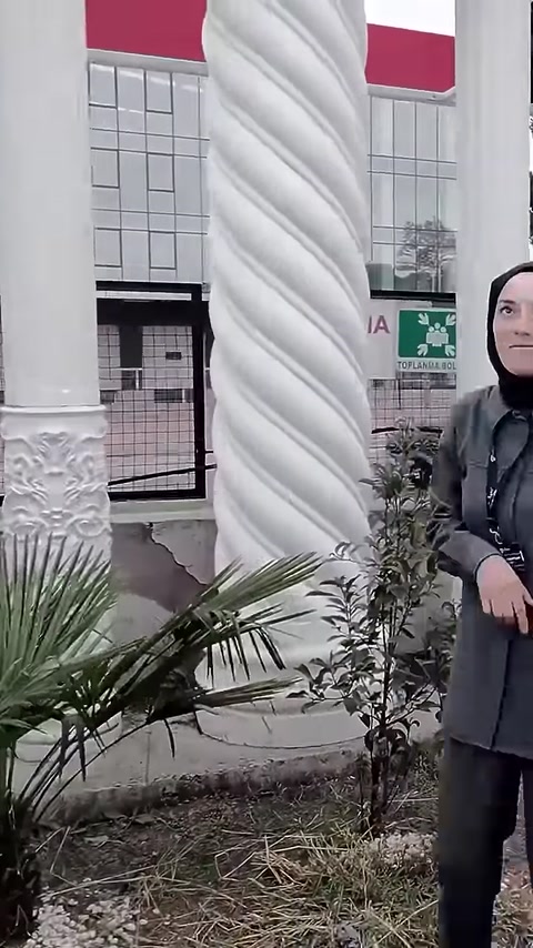 Burgulu sütun gövdesi, bezemeli kaide ve düz sütun detayı