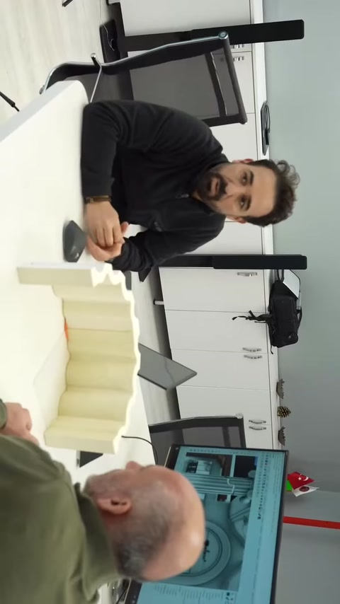 Kavisli sütun gövdesinin yivli dış yüzeyi sunum sırasında gösteriliyor.