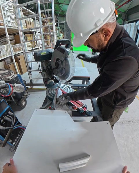 Poliüretan bordür profili makinede hassas açıyla kesiliyor