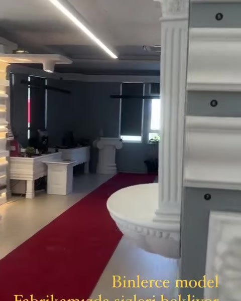 Yivli sütun ve başlığı iç mekân sergilemesinde öne çıkıyor.