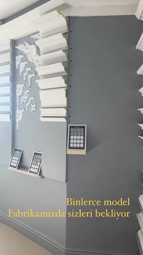 Pencere çevresinde profil örnekleri ve klasik dekoratif motifler sergileniyor