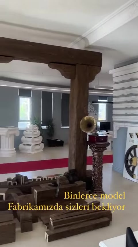 Ahşap görünümlü dekoratif kiriş ve konsollar showroom geçişini çerçeveliyor