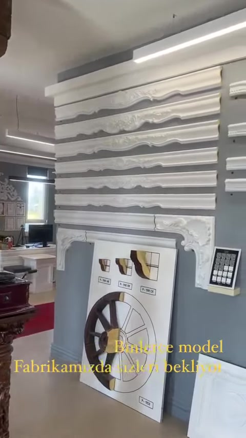 Duvar boyunca çeşitli kartonpiyer ve bordür profilleri yatay diziliyor