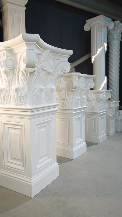 Yüksek kaidelerdeki süslü sütun başlıkları çapraz açıdan gösteriliyor.