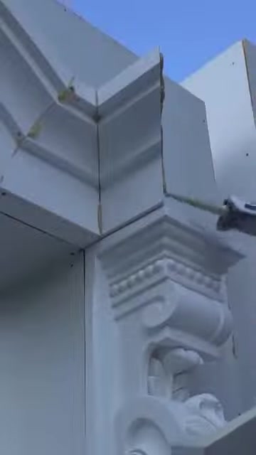 Kesilmiş söve parçalarının tamamlanan köşe birleşimi yakından görülüyor