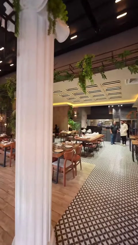 Restoran içinde yivli poliüretan sütun gövdesinin yakın görünümü