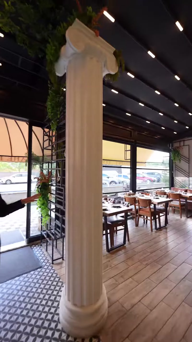 İyon başlıklı yivli sütunun restoran girişindeki bütün görünümü
