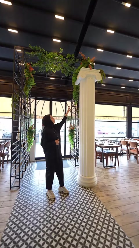 Yivli sütun gövdesi ve dekoratif İyon başlığı birlikte tanıtılıyor