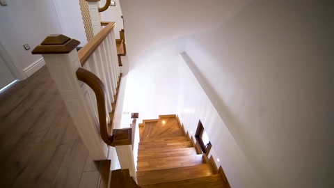Merdiven bölümünde duvar ve tavan çizgileri zarif biçimde tamamlanmış.