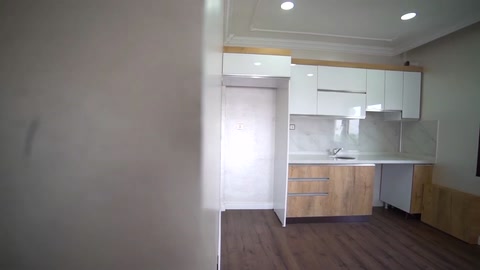 Açık mutfakta sade tavan bordürü ve duvar geçişleri görülüyor