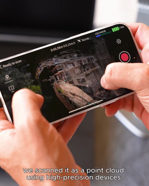 Telefon ekranında canlı nokta bulutu tarama görüntüsü izleniyor
