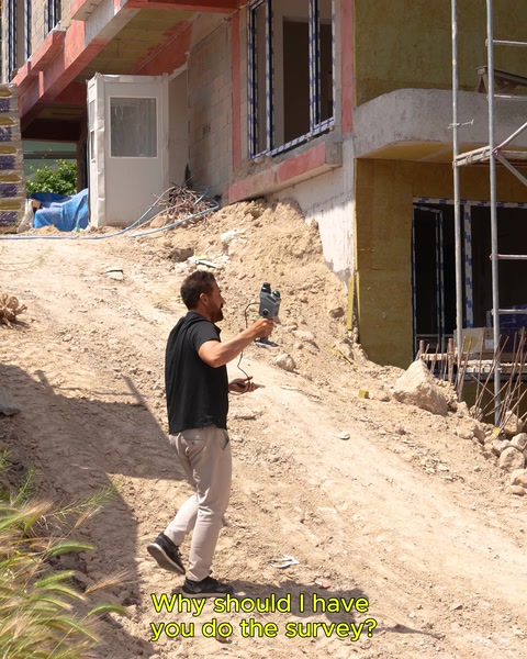 Teknisyen inşaat sahasında dış mekan tarama işlemi yapıyor