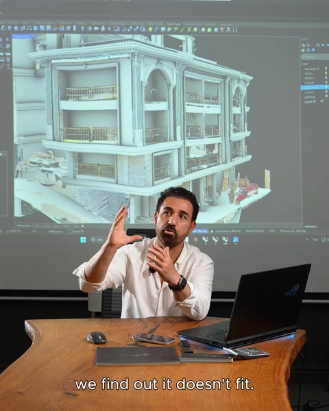 Sunum sırasında ekranda binanın 3D tel kafes modeli gösteriliyor