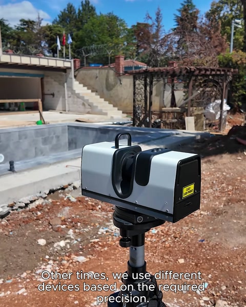 Tripod üzerine kurulu profesyonel tarayıcı cihazı sahada duruyor
