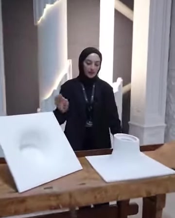İç bükey ve dış bükey armatürler ahşap masa üzerinde sergileniyor
