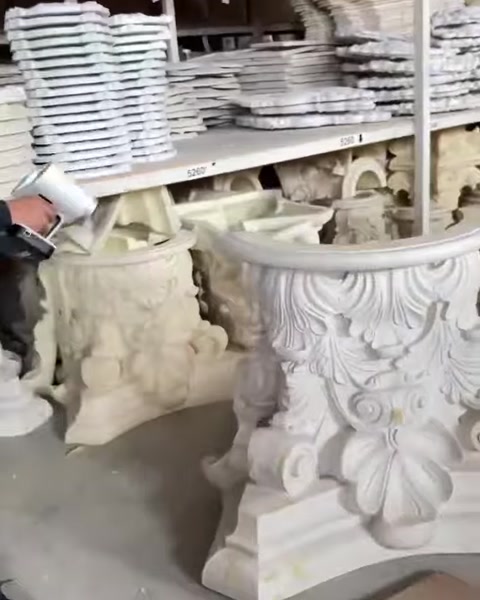 3D tarayıcı sütun başlığının yüzey ayrıntılarına yöneltiliyor