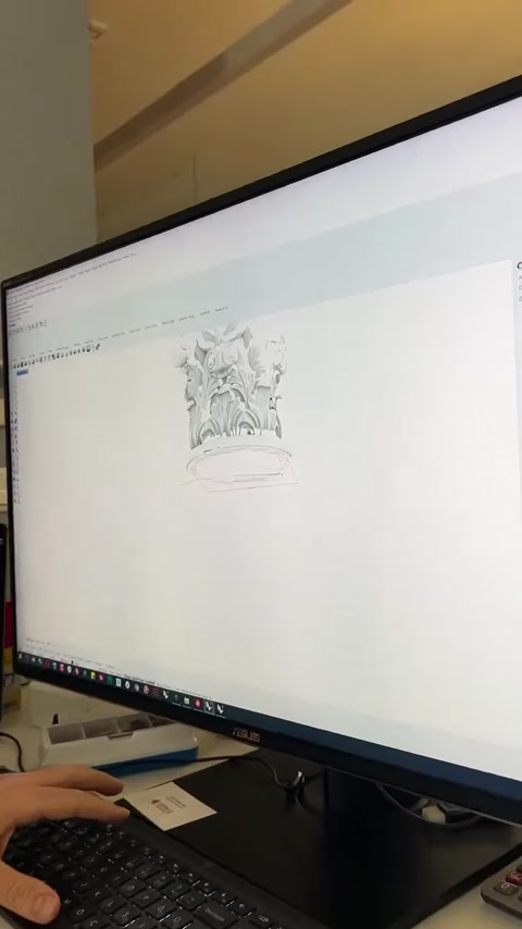 Yaprak motifli sütun başlığının dijital çizimi ekranda tamamlanıyor