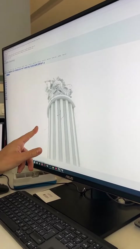 Klasik motifli sütunun tamamlanmış üç boyutlu tasarımı ekranda inceleniyor
