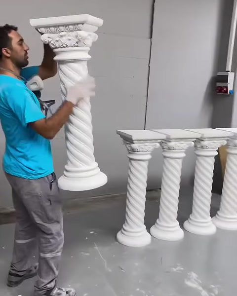 Farklı boylardaki burgulu sütunlar üretim alanında birlikte görülüyor