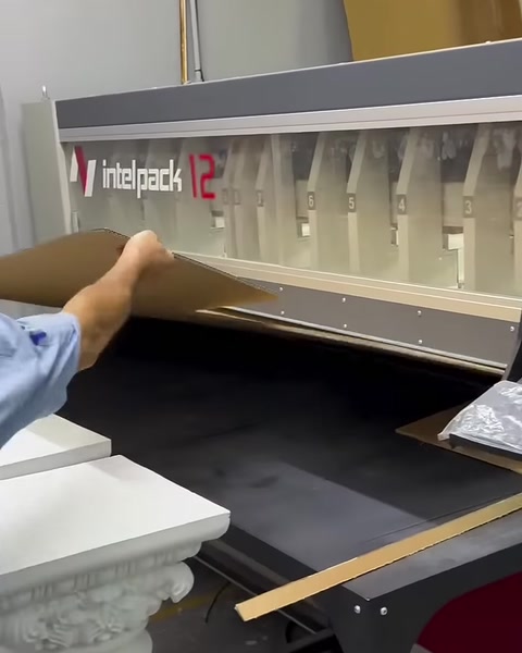 Kesim makinesine yerleştirilen levha üretim için hazırlanıyor